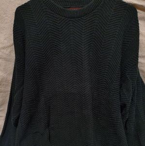 Roundtree & Yorke Sweater. 1st & 3rd pic depicts actual colors, runs large